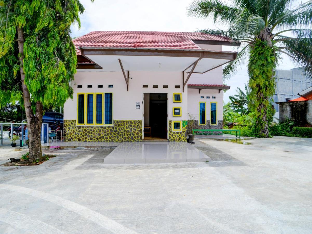 Oyo 90263 Hotel Diva Golf Bengkulu Buitenkant foto