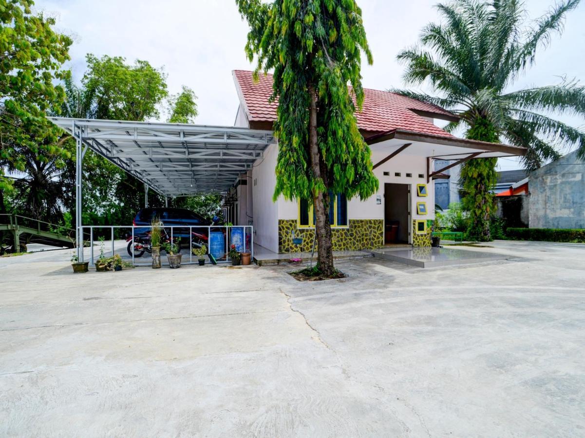 Oyo 90263 Hotel Diva Golf Bengkulu Buitenkant foto