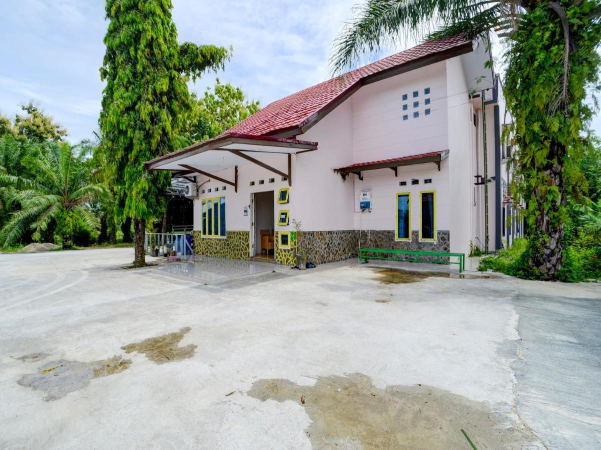Oyo 90263 Hotel Diva Golf Bengkulu Buitenkant foto